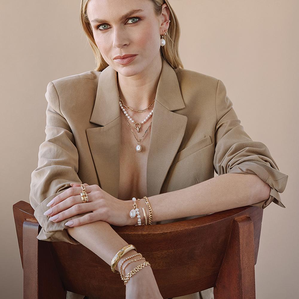 Modern pearl jewellery trends 2026 with gold accents