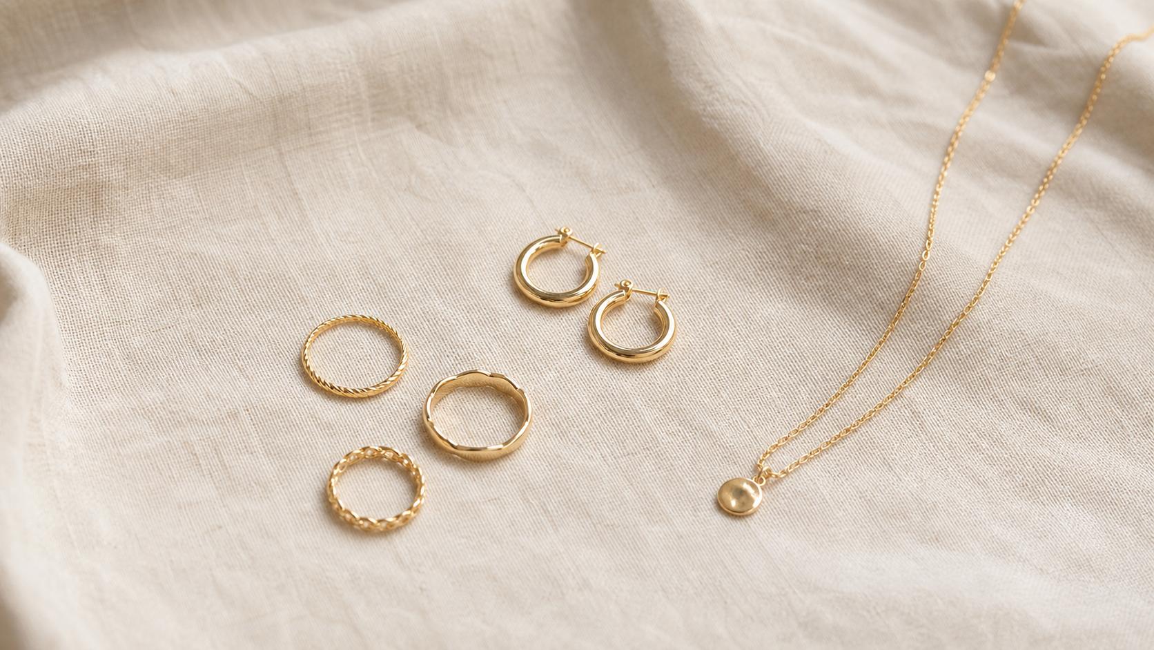 Delicate gold jewellery for women's everyday outfits